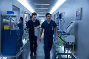 Dr. Shaun Murphy (Freddie Highmore, l.), Dr. Neil Melendez (Nicholas Gonzalez)