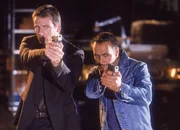 Tom und Semir verhaften den als Priester getarnten Tierschmuggler Perez, der in seinem Wagen einen K&auml;fig mit einem ausgewachsenen Ozelot mit sich f&uuml;hrt. Bald wird klar, dass Perez einen Komplizen beim Zoll haben muss. Tom und Semir kommen diesem bald auf die Schliche, doch das Netzwerk der Bande ist dichter gekn&uuml;pft als es scheint. Im Bild: Kappmann will gerade Dr. F&ouml;rster erschie&szlig;en, als Tom (Rene Steinke) und Semir (Erdogan Atalay) auftauchen.