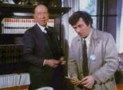 Obwohl Dr. Marshall Cahill (Jose Ferrer, li.) sich ein hieb- und stichfestes Alibi f&uuml;r die Tatzeit beschafft hat und alles auf einen Raubmord hindeutet, hat Lt. Columbo (Peter Falk) noch ein paar Fragen...