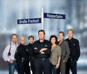 L-R: Henning Schulz (Till Demtr&oslash;der), Katja Metz (Anja Nejarri), Nicole Beck (Sophie Moser), Dirk Matthies (Jan Fedder), Hariklia "Harry" M&ouml;ller (Maria Ketikidou), Frau K&uuml;ppers (Saskia Fischer), Lothar Kr&uuml;ger (Peter Heinrich Brix).