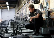 Greg (Eric Szmanda) sucht hinter der Bowlingbahn nach dem K&ouml;rper des Opfers, dessen Kopf w&auml;hrend eines Bowlingturniers statt der Kugel aus der Ballausgabe kullerte...