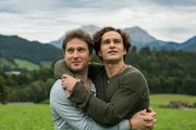 Franz (Pablo Sprungala, l.) und Basti (Raban Bieling) freuen sich auf ihre Hochzeit.