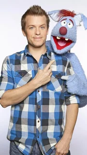 Benedikt  Weber (li.) und Woozle sind ein ungleiches Gespann -  gemeinsam suchen sie Antworten auf allt&auml;gliche Fragen.W&auml;hrend Benedikt sich um wissenschaftlich fundierte Antworten bem&uuml;ht, ist sein Freund Woozle f&uuml;r kreative Antworten zust&auml;ndig.