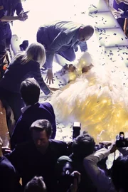 Ein schrecklicher Unfall? Ex-Model und Modedesignerin Nella Wester (Paulina Porizgova, r.) bricht auf dem Laufsteg leblos zusammen.