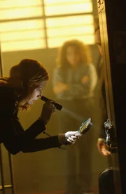 Catherine (Marg Helgenberger) nimmt das Zahlenschloss genauer unter die Lupe.