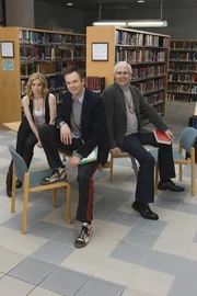 (1. Staffel) - Wollen den Grundkurs bei Senor Chang bestehen und gr&uuml;nden deshalb eine ganz besondere Lerngruppe: Jeff Winger (Joel McHale, M.), Pierce (Chevy Chase, r.) und Britta (Gillian Jacobs, l.) ...