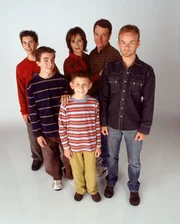(6. Staffel) - Die ganze Bande: Reese (Justin Berfield, l.), Francis (Christopher Masterson, r.), Hal (Bryan Cranston, 2.v.r.), Lois (Jane Kaczmarek, 3.v.r.), Malcolm (Frankie Muniz, 2.v.l.) und Dewey (Erik Per Sullivan, 3.v.l.) (6. Staffel) - Die ganze Bande: Reese (Justin Berfield, l.), Francis (Christopher Masterson, r.), Hal (Bryan Cranston, 2.v.r.), Lois (Jane Kaczmarek, 3.v.r.), Malcolm (Frankie Muniz, 2.v.l.) und Dewey (Erik Per Sullivan, 3.v.l.)