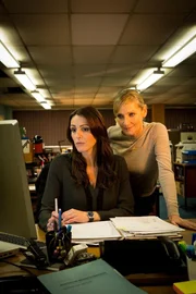 L-R: Rachel Bailey(Suranne Jones), Janet Scott (Lesley Sharp)