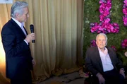 Michael Douglas (li.) h&auml;lt eine Rede zu Ehren seines Vaters Kirk Douglas (re.) an dessen 100. Geburtstag.
