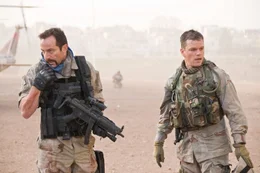 Offizier Miller (Matt Damon, r.) und Major Briggs (Jason Isaacs, l.) m&uuml;ssen die sichere "Green Zone" verlassen.