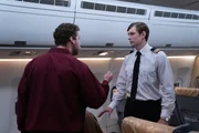REENACTMENT - Der Erste Offizier Plamen Stalev (gespielt von Mikhail Bronnikov) geht ruhig auf den Entführer Lachezar Ivanov (gespielt von Slavic Rogozine) im Balkan Bulgarian Airlines Flug 013 zu, um ihm zu erklären, dass das Flugzeug nicht genug Treibstoff hat, um Wien zu erreichen, wie es der Entführer verlangt hat. REENACTMENT - Der Erste Offizier Plamen Stalev (gespielt von Mikhail Bronnikov) geht ruhig auf den Entführer Lachezar Ivanov (gespielt von Slavic Rogozine) im Balkan Bulgarian Airlines Flug 013 zu, um ihm zu erklären, dass das Flugzeug nicht genug Treibstoff hat, um Wien zu erreichen, wie es der Entführer verlangt hat.