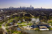 Deutsche Einwanderer bestimmen im 19. Jahrhundert die Zukunft von Chicago maßgeblich. So auch die Entstehung von Parks und Sportanlagen. Deutsche Einwanderer bestimmen im 19. Jahrhundert die Zukunft von Chicago maßgeblich. So auch die Entstehung von Parks und Sportanlagen.