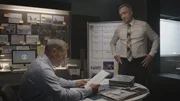REENACTMENT - Bei der Überprüfung der Bewerbung des Ersten Offiziers Conrad Aska bei Atlas Air stellen die Ermittler fest, dass er die Fluggesellschaft getäuscht hat, indem er seine nicht bestandenen Prüfungen und Höherstufungen verschwiegen und behauptet hat, die Lücken seien entstanden, weil er auf dem College war. REENACTMENT - Bei der Überprüfung der Bewerbung des Ersten Offiziers Conrad Aska bei Atlas Air stellen die Ermittler fest, dass er die Fluggesellschaft getäuscht hat, indem er seine nicht bestandenen Prüfungen und Höherstufungen verschwiegen und behauptet hat, die Lücken seien entstanden, weil er auf dem College war.