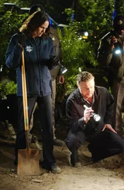 Sara (Jorja Fox) und Grissom (Willam Petersen) hoffen inst&auml;ndig, dass sie den Plexiglas-Sarg, in dem Nick lebendig begraben wurde, gefunden haben.