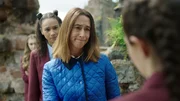 Die Lehrerin Miss Murphy (Amy Marston) f&uuml;hlt sich best&auml;tigt: Sie meint, dass ein normaler Schulalltag zu anstrengend f&uuml;r Addie (Lola Blue, r.) sei.