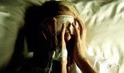 Die degenerative Augenerkrankung bedroht auch Julias (Bel&eacute;n Rueda) Augenlicht. Eine OP soll retten, was zu retten ist.