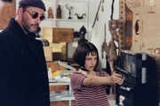 Der eiskalte Mafia-Killer L&eacute;on (Jean Reno) wird unfreiwillig zum Retter der 12j&auml;hrigen Mathilda (Natalie Portman). Nach dem Mord an ihren Eltern nistet sich das M&auml;dchen bei ihm ein, um L&eacute;ons "Handwerk" zu erlernen und sich an den M&ouml;rdern zu r&auml;chen.