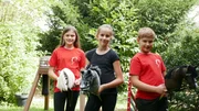 Mit dem Steckenpferd zwischen den Beinen herumlaufen. Ein altes Spiel und ein altes Spielzeug. F&uuml;r Lena, Lara und Bruno ist es Hobby-Horsing und ein richtiger Sport.