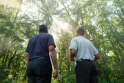 REENACTMENT - Der leitende Ermittler (gespielt von Michael Brown) und der Ermittler Dennis Jones (gespielt von Neil Whitely) analysieren das Gelände, um den Verlauf des Absturzes zu rekonstruieren. REENACTMENT - Der leitende Ermittler (gespielt von Michael Brown) und der Ermittler Dennis Jones (gespielt von Neil Whitely) analysieren das Gelände, um den Verlauf des Absturzes zu rekonstruieren.