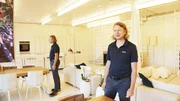 Thomas ist der Architekt, Bauherr und Zimmermann in einer Person Thomas ist der Architekt, Bauherr und Zimmermann in einer Person