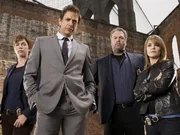 V.l.: Megan Wheeler (Julianne Nicholson), Zach Nichols (Jeff Goldblum), Robert Goren (Vincent D"Onofrio) und Alexandra Eames (Kathryn Erbe). 8. Staffel.