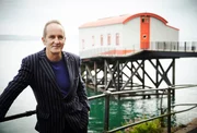 Kevin McCloud vor der Tenby Lifeboat Station.
