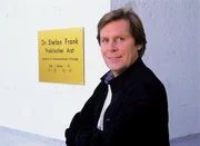 Anfang Vierzig, Spro&szlig; einer Arztfamilie, Vollblut-Mediziner - und kein Halbgott in Wei&szlig;. Das ist Dr. Stefan Frank (Sigmar Solbach).