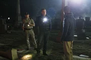 Nick Stokes (George Eads, M.) entdeckt im Schein seiner Taschenlampe einen Mann am Grab des ehemaligen Kollegen.