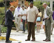 Das CSI jagt einen Serienkiller, der junge Frauen entf&uuml;hrt und erdrosselt. Die Spuren an den verschiedenen Tatorten f&uuml;hren (vorne v.l.) Horatio (David Caruso), Simmons (Omar Miller) und Det. Tripp (Rex Linn) zun&auml;chst auf die falsche F&auml;hrte...