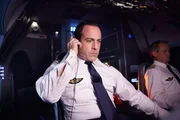 Der Erste Offizier Bonin (gespielt von Ray Galletti) meldet über Funk die Position von Air France Flug 447; einer der letzten Funksprüche bevor das Flugzeug im Atlantik verschwindet. Der Erste Offizier Bonin (gespielt von Ray Galletti) meldet über Funk die Position von Air France Flug 447; einer der letzten Funksprüche bevor das Flugzeug im Atlantik verschwindet.