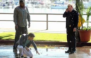 Nachdem ein Hydrant den Tatort unter Wasser gesetzt und s&auml;mtliche Spuren fortgesp&uuml;lt hat, wird die Suche nach dem M&ouml;rder des P&auml;rchens f&uuml;r die CSIler (v.li.) Walter (Omar Miller), Ryan (Jonathan Togo) und Horatio (David Caruso) erheblich erschwert.