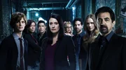 (13. Staffel) - Ein starkes Team, das jeden Serient&auml;ter zur Strecke bringt: Dr. Spencer Reid (Matthew Gray Gubler, l.), David Rossi (Joe Mantegna, r.), Jennifer 'JJ' Jareau (AJ Cook, 2.v.r.), Penelope Garcia (Kirsten Vangsness, 4.v.r.), Dr. Tara Lewis (Aisha Tyler, 2.v.l.), Luke Alvez (Adam Rodriguez, 3.v.r.), Emily Prentiss (Paget Brewster, 4.v.r.) und Matt Simmons (Daniel Henney, 3.v.r.)
