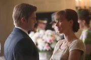 Colettes (Karine Vanasse, r.) Erinnerungen bringen sie dazu, etwas zu tun, was nicht nur sie, sondern auch ihren Kapitän Dean (Mike Vogel, l.) in ein schlechtes Licht rückt ... Colettes (Karine Vanasse, r.) Erinnerungen bringen sie dazu, etwas zu tun, was nicht nur sie, sondern auch ihren Kapitän Dean (Mike Vogel, l.) in ein schlechtes Licht rückt ...