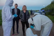 Die Ermittler Sanna Tervo (Maria Sid, 3.v.l.) und Lauri R&auml;ih&auml; (Johannes Holopainen, 2.v.l.) sto&szlig;en bei ihren Ermittlungen auf neue Spuren.
