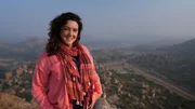 Bettany Hughes führt die Zuschauer:innen durch den Süden von Indien. +++ Bettany Hughes führt die Zuschauer:innen durch den Süden von Indien. +++