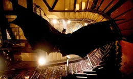 Der R&auml;cher der Unger&auml;chten! 'Batman' (Christian Bale) fliegt durch die Nacht Gothams.