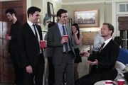 Barney (Neil Patrick Harris, r.) gibt seine Weisheiten in Sachen Frauen seinen neu gewonnenen Freunden Justin (Brian McElhaney, M.) und Kyle (Nick Kocher, l.) weiter ...