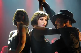 Auf dem H&ouml;hepunkt ihres Ruhmes erschie&szlig;t der Variet&eacute;-Star Velma Kelly (Catherine Zeta-Jones, M.) ihre Schwester und ihren Gatten, als sie diese in flagranti erwischt. Velma engagiert den gerissenen Staranwalt Billy Flynn ...
