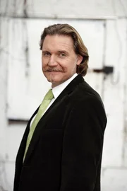 Eine Mandantin vermutet, dass die Freundin ihres Vaters auf das Familienverm&ouml;gen aus ist und bittet Ingo Len&szlig;en um Hilfe. Seine Ermittler beobachten, wie sich die Zielperson von einem Apotheker ein t&ouml;dliches Gift beschafft. Alles deute daraufhin, dass Freundin und Apotheker eine Aff&auml;re haben und gemeinsam einen Giftanschlag auf den Vater der Mandantin planen. Als dieser davon erf&auml;hrt, schw&ouml;rt er Rache ...