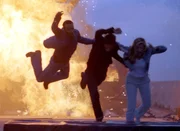 Im letzten Moment k&ouml;nnen sich Semir (Erdogan Atalay, li.), Susan Stahnke (spielt sich selbst) und der von ihnen Gerettete (Komparse) mit einem Sprung vor der Explosion retten...