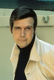 Der Astronaut Colonel Steve Austin (Lee Majors) wird bei einem Testflug lebensgef&auml;hrlich verletzt. Nach einer 6 Mio. teuren Operation des Geheimdienstes ist er halb Mensch, halb Maschine und arbeitet in geheimer Mission. Er ist der "Sechs Millionen Dollar Mann".