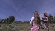 Kinder sehen sich ein UFO in Alfena, Portugal, an. Kinder sehen sich ein UFO in Alfena, Portugal, an.