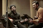 L-R: Llewyn Davis (Oscar Isaac) und Jim Berkey (Justin Timberlake) nehmen im Studio einen neuen Song auf.