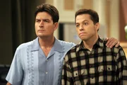Da Alan (Jon Cryer, r.) nicht m&ouml;chte, dass Evelyn die gleichen Fehler bei ihrem Enkel macht, unter denen er und Charlie (Charlie Sheen l.) schon als Kinder leiden mussten, verbietet er ihr den Umgang mit Jake ...