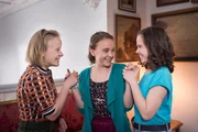 Die drei BFFs Martha (Luna Kuse), Nele (Hanna-Sophie St&ouml;tzel) und Sarah (Selma Kunze) freuen sich.