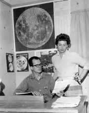 Coral Lorenzen und ihr Mann sind 1955 im B&uuml;ro ihrer Organisation Aerial Phenomena Research Organization abgebildet.