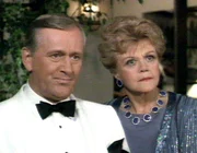 Jessica Fletcher (Angela Lansbury) hilft ihrem alten Freund, dem Geheimagenten Michael Hagarty (Len Cariou), bei einem Auftrag. Sie begleitet ihn bei einer Party als seine Ehefrau.