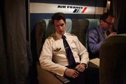 Der Hilfspilot David Robert (gespielt von John Maillet) kehrt nur wenige Augenblicke vor dem Absturz von Air France Flug 447 in den Atlantik ins Cockpit zurück. Der Hilfspilot David Robert (gespielt von John Maillet) kehrt nur wenige Augenblicke vor dem Absturz von Air France Flug 447 in den Atlantik ins Cockpit zurück.