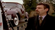 Val Giraldi (Martin Evans) sammelt Oldtimer. Sein ganzer Stolz ist ein kürzlich erworbener 1940er Packard. Doch mit dem Wagen gehen seltsame Dinge vor. Val Giraldi (Martin Evans) sammelt Oldtimer. Sein ganzer Stolz ist ein kürzlich erworbener 1940er Packard. Doch mit dem Wagen gehen seltsame Dinge vor.