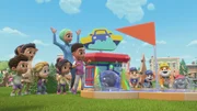 Lily (4.v.l.), Coach Karima (5.v.l.), Lucas (5.v.r.), Mix (4.v.r.), Wheeler (3.v.r.), Rubble (2.v.r.), Charger (r.) Lily (4.v.l.), Coach Karima (5.v.l.), Lucas (5.v.r.), Mix (4.v.r.), Wheeler (3.v.r.), Rubble (2.v.r.), Charger (r.)
